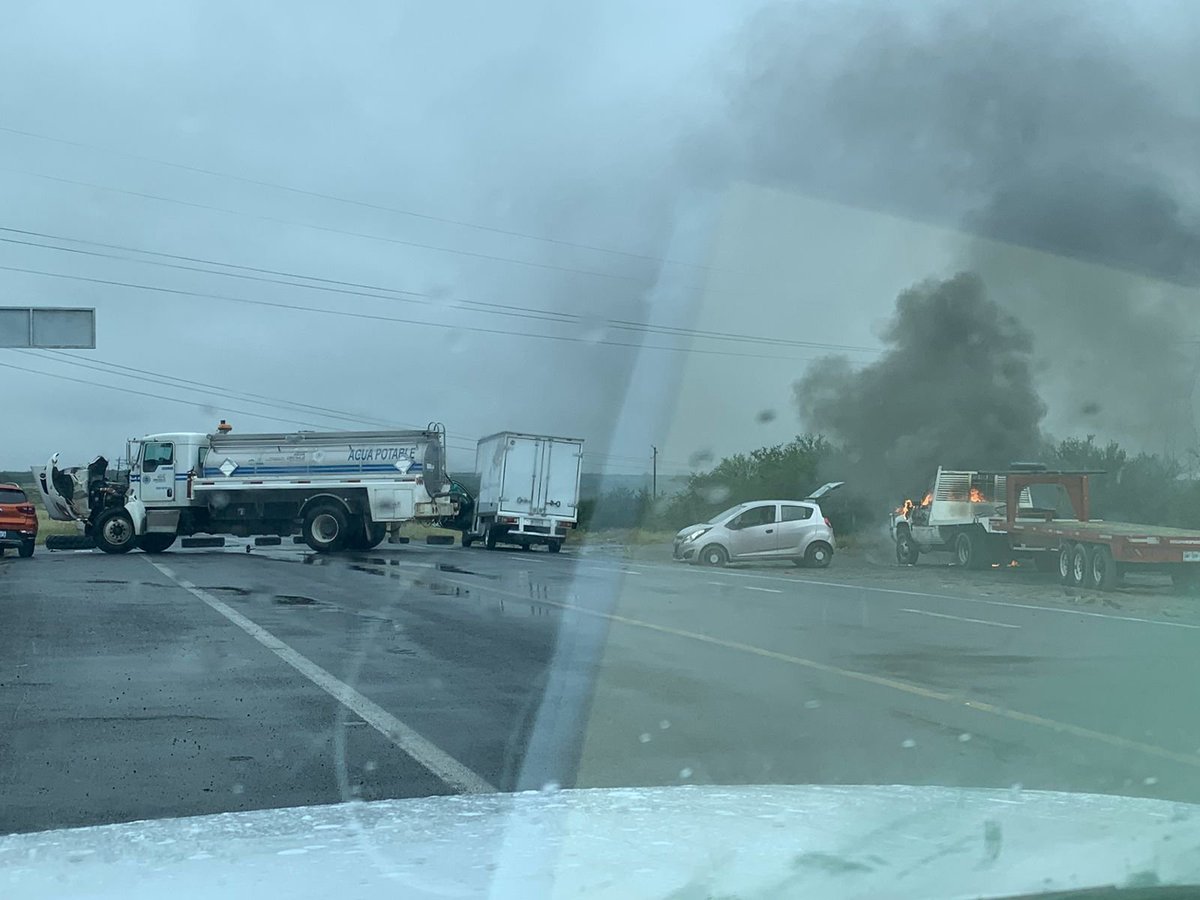 Esta tarde civiles armados despojaron de su vehículos a conductores de carga pesada para bloquear la carretera a #Reynosa a la altura del kilómetro 70, en #LosRamones #NL 
El bloqueo ocurrió tras un enfrentamiento con policías en el municipio de #GeneralTerán