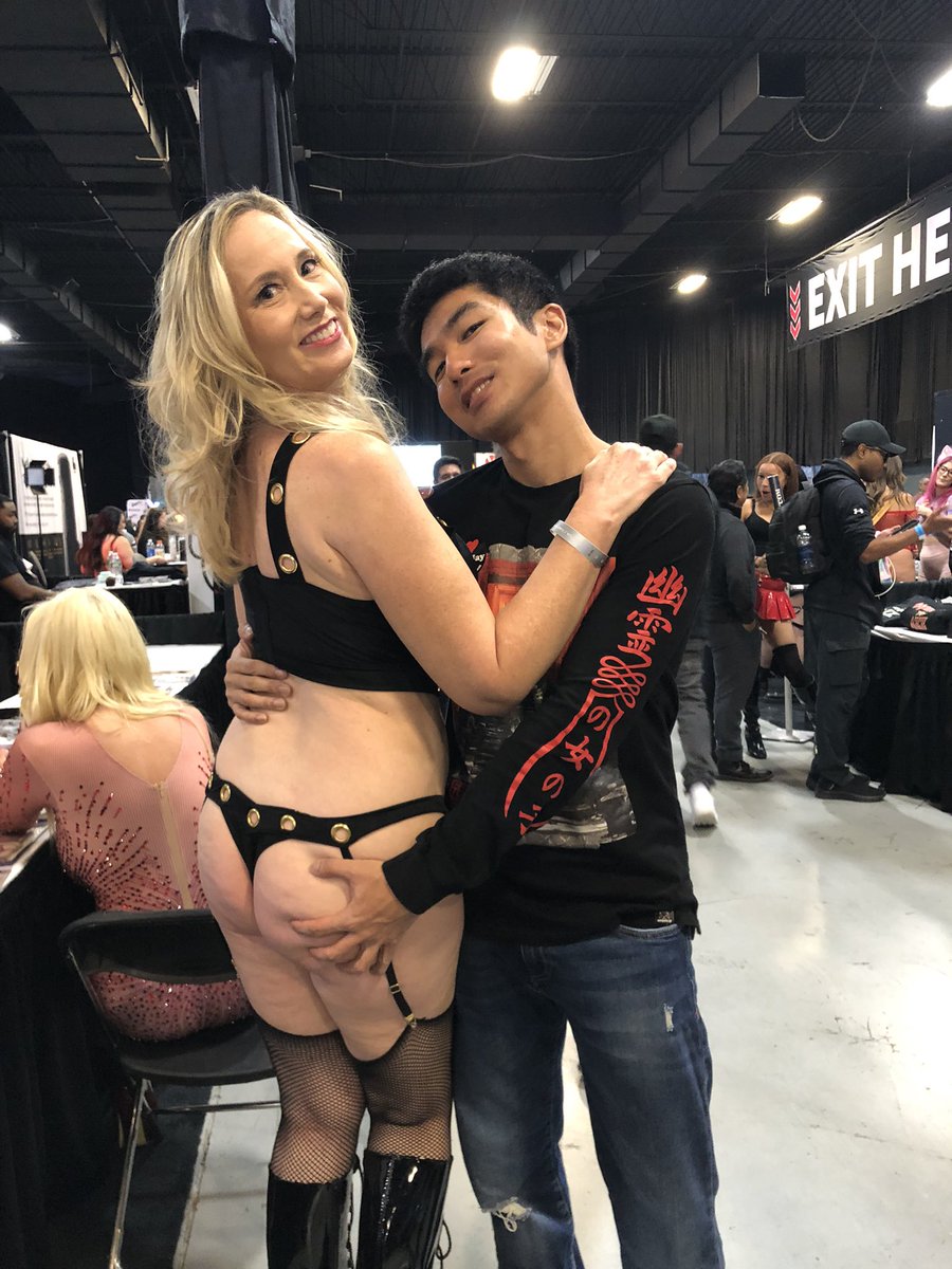 Got to meet this #milf @LillyJamesxxx !!!!🔥🔥🔥🔥#exxxotica #FBF