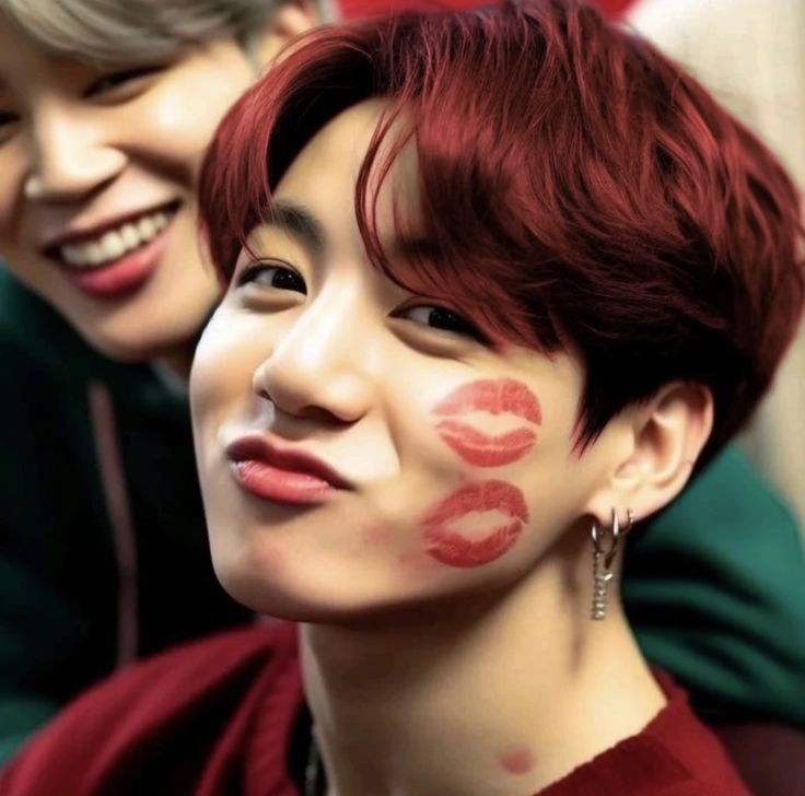 Guuk_SL's tweet photo. Tae hyung deu um gloss novo pro Jimin, e adivinha em quem ele foi testar https://t.co/bbaC2f5gig