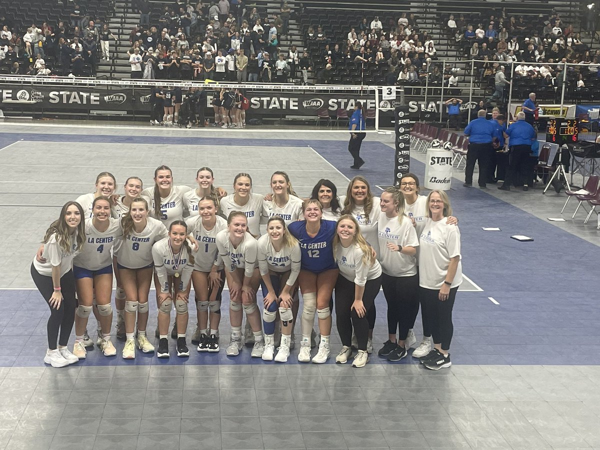 Now this looks like a team that could take it all!! Catch them in the semis playing Freeman at 9am on NFHS. Or better yet- head on down to Yakama in the morning!! #gocats