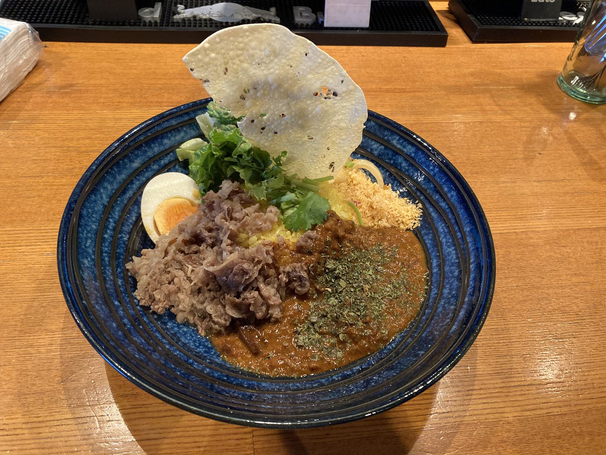 makiokamomental's tweet image. 本日も三軒茶屋カリガリマキオカリー、ランチタイムのみ営業中です！

今日も僕、出勤しております！

つゆだく牛あいがけスパイスカレーDX（1,200円）もございます！

世田谷区三軒茶屋1-32-12 西沢ビル2階
11:30〜14:00（13:50L.O.）

#マキオカリー　#かもめんたる槙尾…