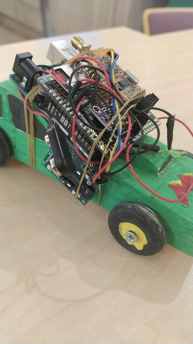 Autorata alkaa toimimaan. Jalat vielä, niin saa siirtää sen pöydän pois sen alta.