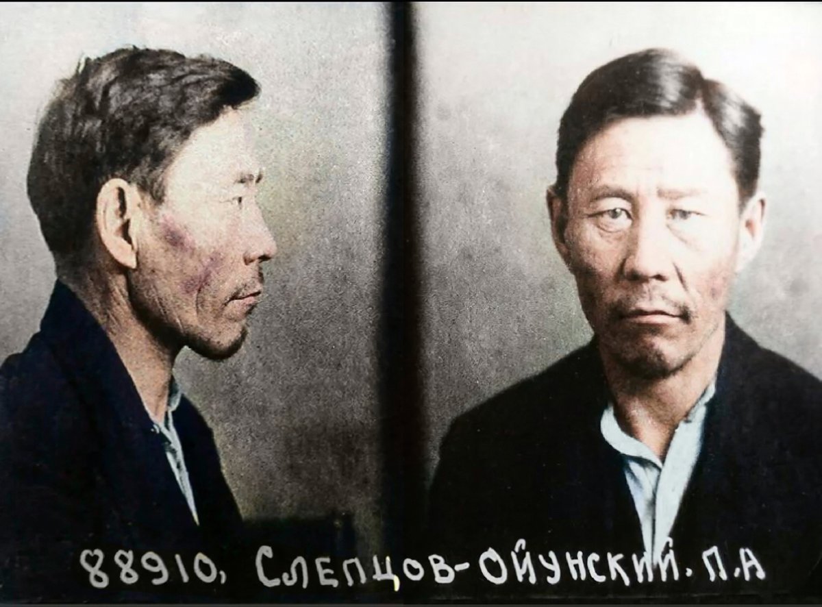 Taramaan's tweet image. Бүгүн Былатыан төрөөбүт күнэ. 

Бутырка хайыыга оҥоһуллубут хаартыска 1938 с. (Иркутскайга буолбатах). Абааһылар киһибитин куттаары баттаары ыксааннар холуобунай дьыала тэрийээри, хаартыскаҕа түһэриэх иннинэ илдьи кырбаан кэбилээбиттэр. Сирэйин өйдөөн кэрүн. 

Лайк туруоруман