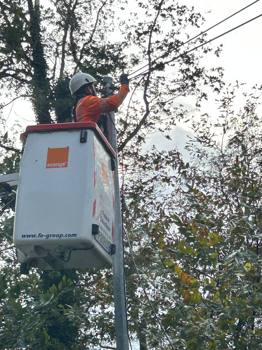 OrangePaysLoire's tweet image. 📆 Samedi 11 novembre, jour férié. 
👏 Les techniciens @orange sont sur le terrain pour intervenir suite au passage de la tempête et réparer nos équipements dans les meilleurs délais.