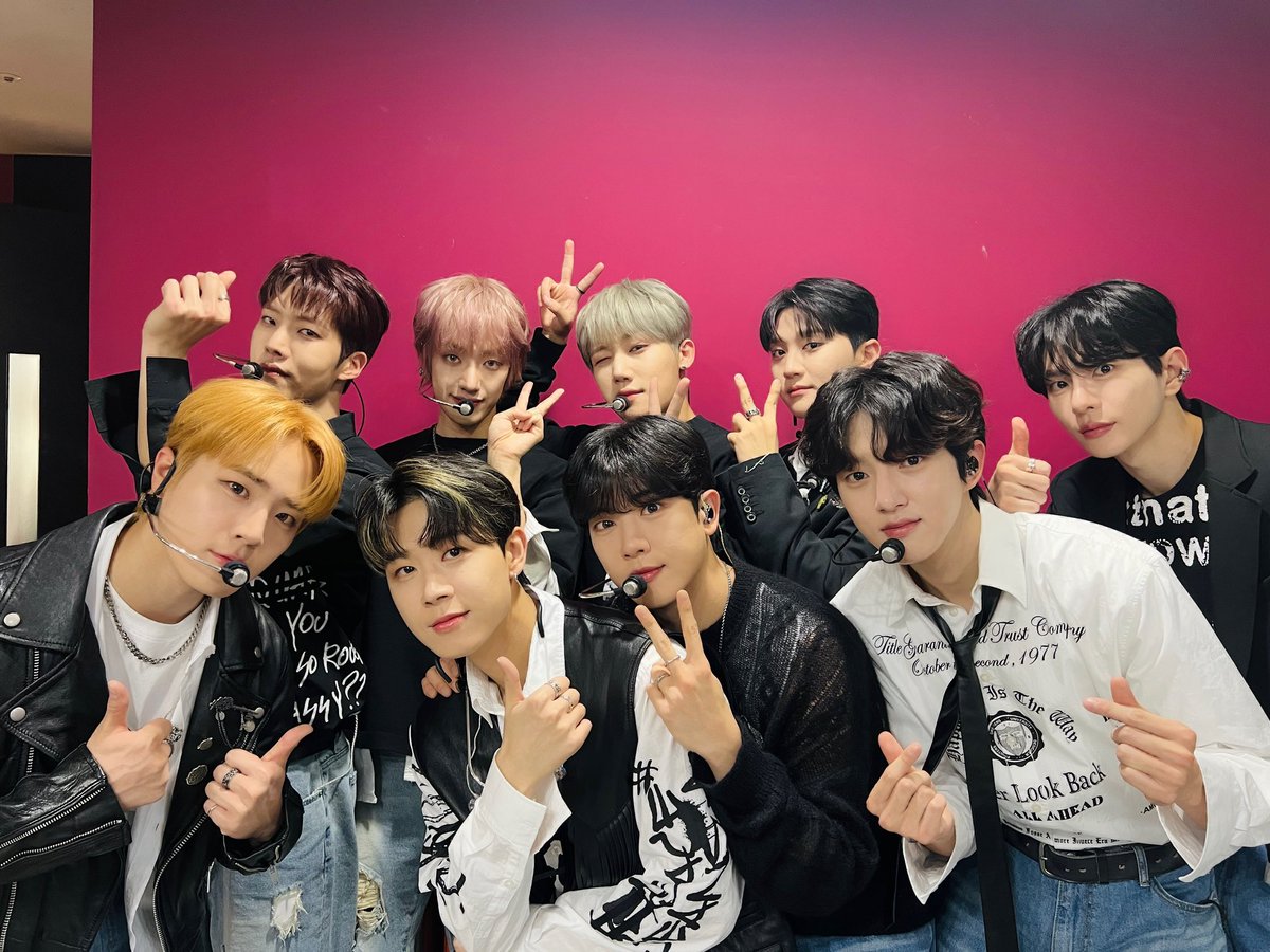 [📸] 231111 MBC #쇼음악중심

오늘도 니스들과 함께 힘차게 완 🤍
백배로 더 응원해준 니스들 고마워요 ✨

🤎🤎🤎🤎🤎💛💛

#GoldenChild #골든차일드 #GNCD
#Feelme #Feel_GNCD