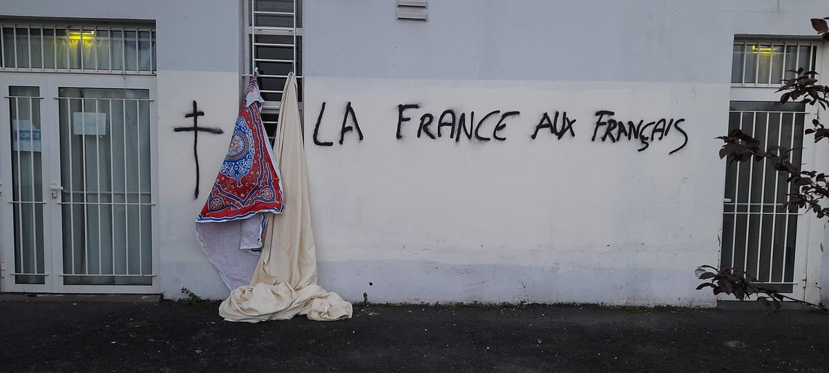« Nos cercueils ou vos valises ». La mosquée de Pessac vient d’être visée par des actes racistes et des menaces de mort. Voilà où mènent les discours racistes tenus à longueur de journée à la télé. Ils dressent une cible sur les musulmans. L’islamophobie tue.