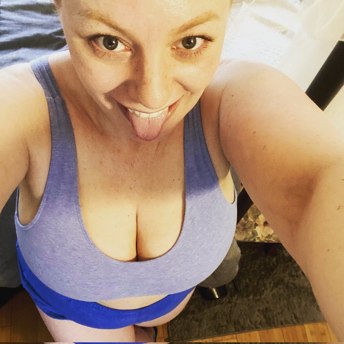 nadiabunny_'s tweet image. Hey big boys I'm enjoying some time to myself, 👑 saw a highschool football game tonight was pretty good 😊 #backmonday