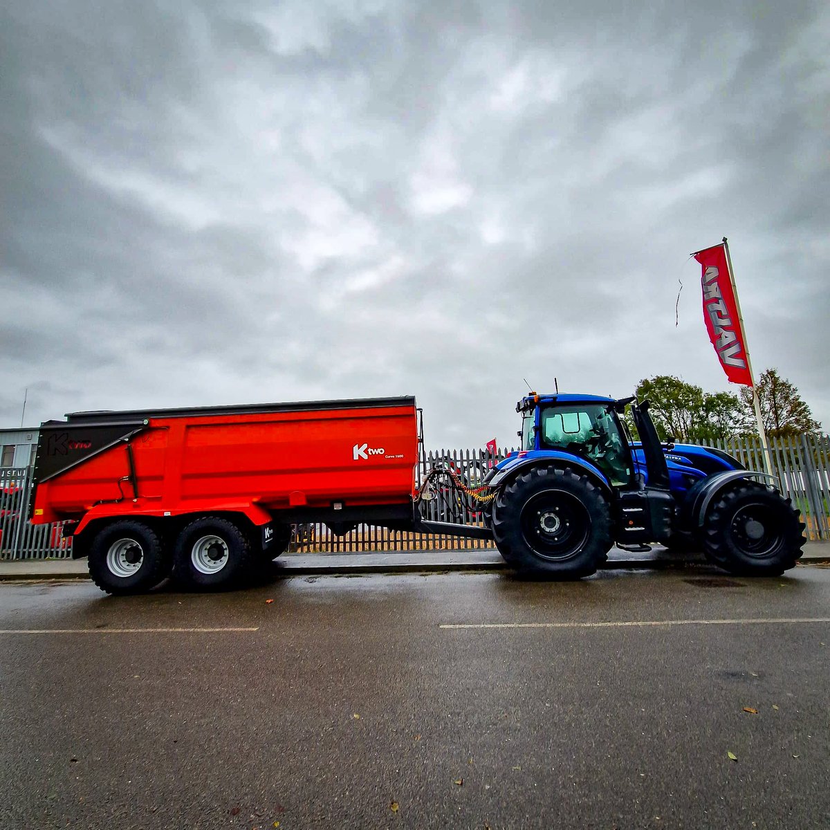 tnstractors's tweet image. A match made in farming heaven! 🚜 💫 
Our striking Valtra T255 and the sleek 16T Ktwo trailer are ready to be dressed in Christmas clothes for our upcoming Christmas Lights and Branch Open Evening.

Watch this space! 👀🎄

#Valtra #Ktwo #Trailer #Tractor #Farming
