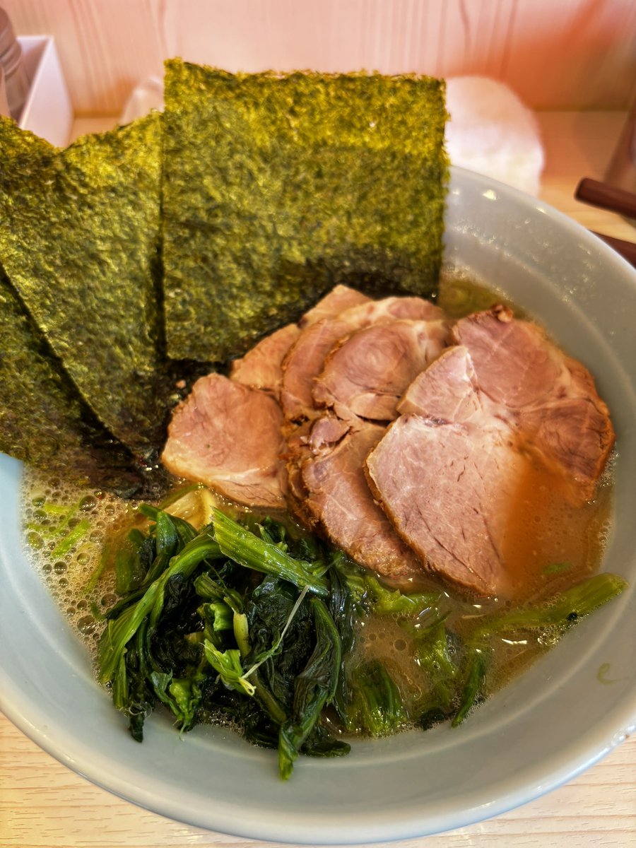 Azuki_y0516's tweet photo. 家系 武の極み(錦糸町)
極みチャーシューメン ¥950
俺好みのマイルド系のスープ。
チャーシューをおかずにライスをかきこむ。 https://t.co/ZUWSjBNhsO