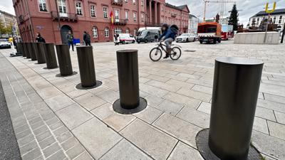 Bald starten wieder unsere beliebten Weihnachtsmärkte. Und wie jedes Jahr die spannende Frage: Welche Stadt gewinnt den Preis für die schönsten Anti-Terror-Poller?