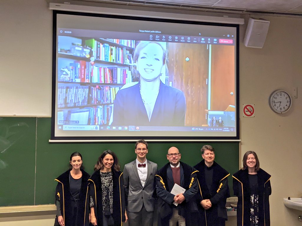 New doctor alert 📣

Congratulations Dr. Tanguy Dubois on passing your oral defense. Dissertation on probabilistic grammars for learners.

A great supervisory collaboration between our <a href="/benszmrecsanyi/">Benedikt Szmrecsanyi</a> and @MagaliPaquot from @cecl_UCL