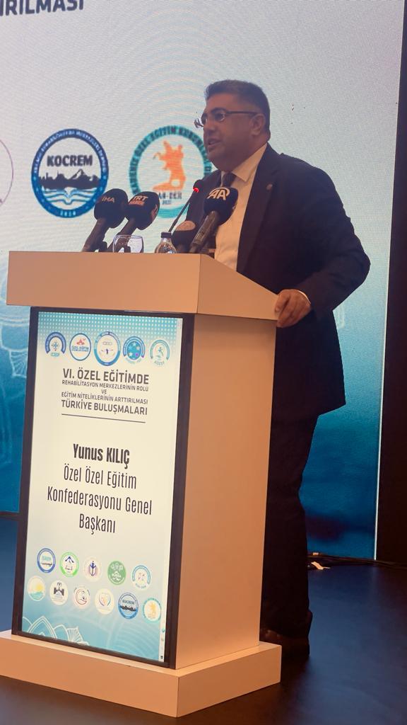 Genel başkanımız Yunus Kılıç “6.Özel Eğitimde Rehabilitasyon Merkezlerinin Rolü ve Eğitim Niteliklerinin Arttırılması” konulu  “Türkiye Buluşmaları” programında açılış konuşmalarını  yapıyor.