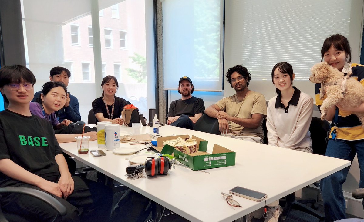 sejeong85's tweet image. A warm welcome to our new group member, Chia-Chun and happy birthday to Jey!   sites.google.com/view/sejeongki…… #nanophotonics #quantumphotonics #2Dmaterial #AcademicChatter #STEM