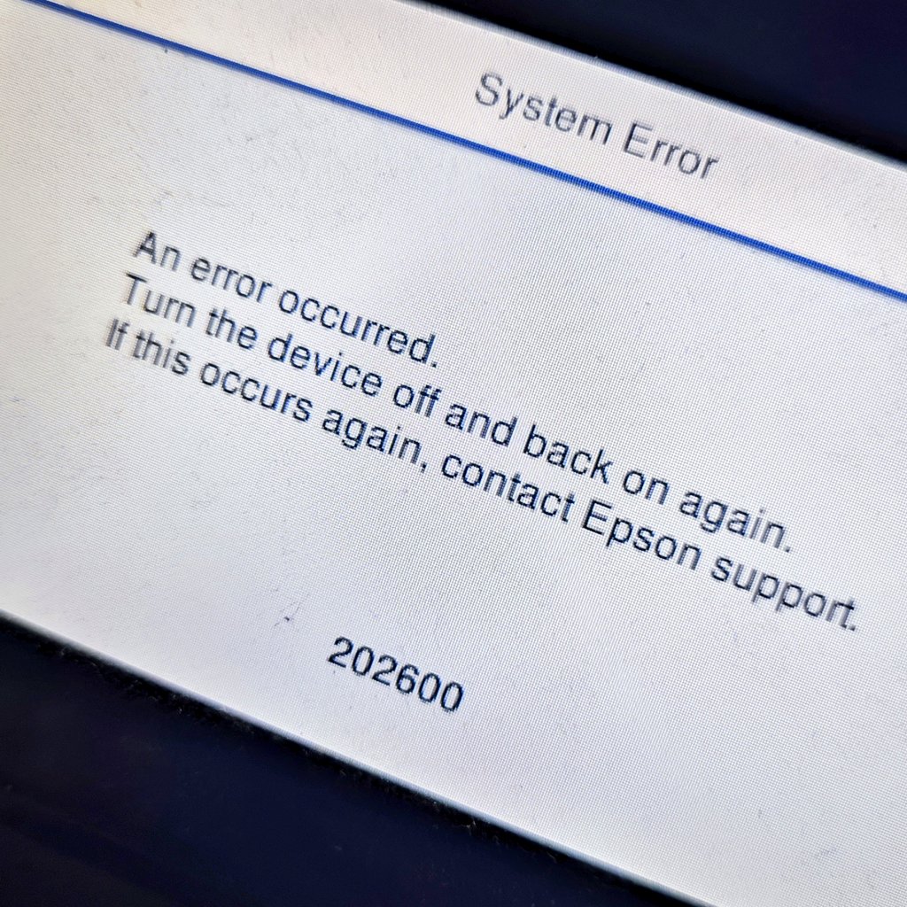 daveybacha's tweet image. a pak si dělejte srandu z ajťáků 😁😎
"a zkusili jste to vypnout a zapnout"? 
#morningsmile #itcrowd