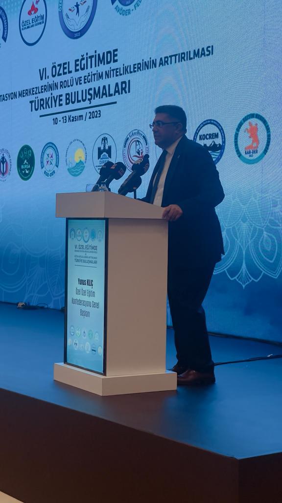 Genel başkanımız Yunus Kılıç “6.Özel Eğitimde Rehabilitasyon Merkezlerinin Rolü ve Eğitim Niteliklerinin Arttırılması” konulu  “Türkiye Buluşmaları” programında açılış konuşmalarını  yapıyor.