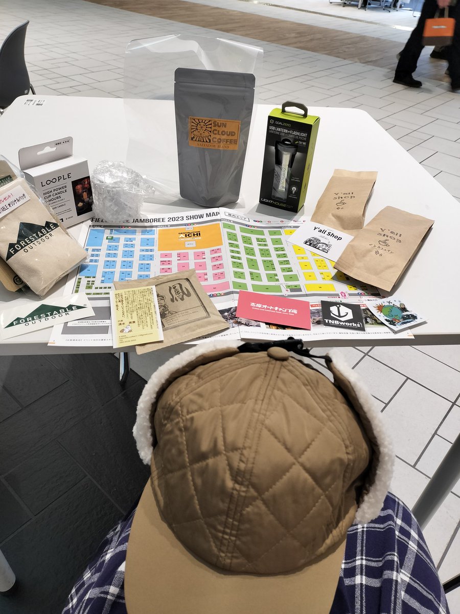 kari_saku27's tweet photo. 外エリアで
素敵な女性の店員さんに
手前の帽子をオススメされて
購入🧢
岡山県のキャンドル屋さんの
面白い男性スタッフさんに
熱弁されたキャンドルも購入。
楽しくショッピングできて、
嬉しかった♪
#御帽子
#GOHAT
#LOOPLE
#キャンドル
#ウォータージャグには出会えず https://t.co/TDRJShUPBl