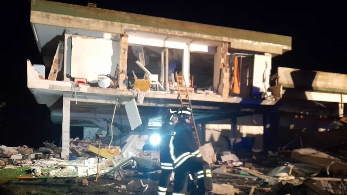 PalermoToday's tweet photo. La palazzina esplode e crolla: le foto dal luogo dell'incidente https://t.co/2tsIWCwaPf #Cronaca #crolli @Today_it https://t.co/OyAZq2JGmi