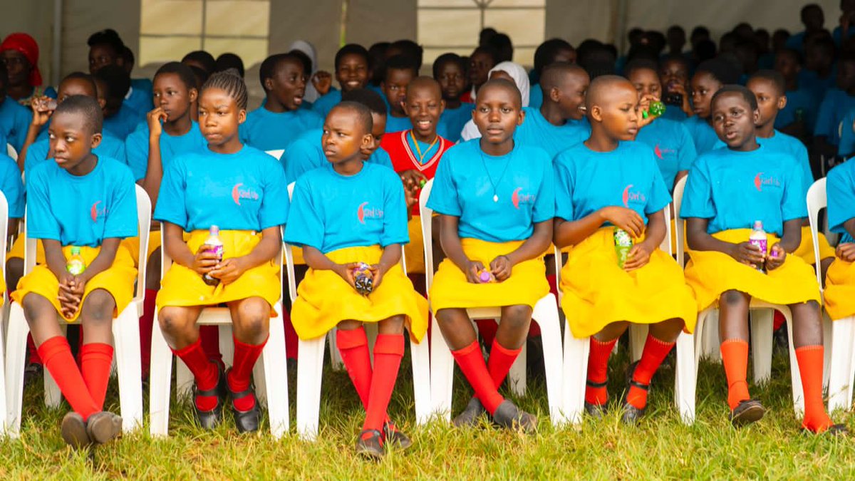 NafulaDorothy's tweet photo. After the year long life skills mentorship program, the girls &amp; boys from various schools in Kampala have come together to share learning experiences as well as celebrate their efforts for being a part of @GirlUpUganda 

#LearningDay23 https://t.co/I0p8ncJEYD