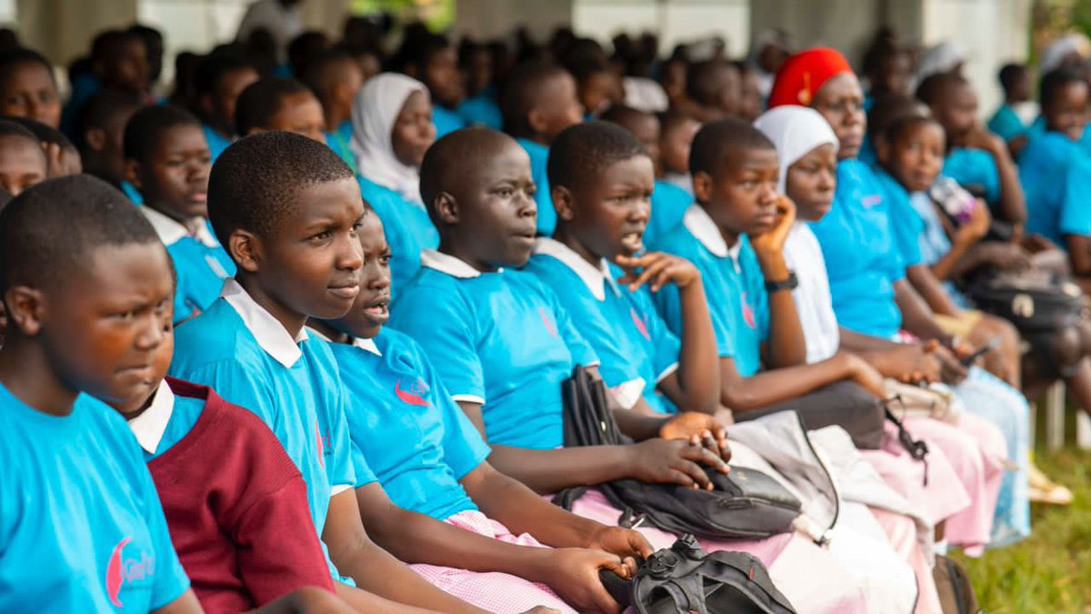 NafulaDorothy's tweet photo. After the year long life skills mentorship program, the girls &amp; boys from various schools in Kampala have come together to share learning experiences as well as celebrate their efforts for being a part of @GirlUpUganda 

#LearningDay23 https://t.co/I0p8ncJEYD