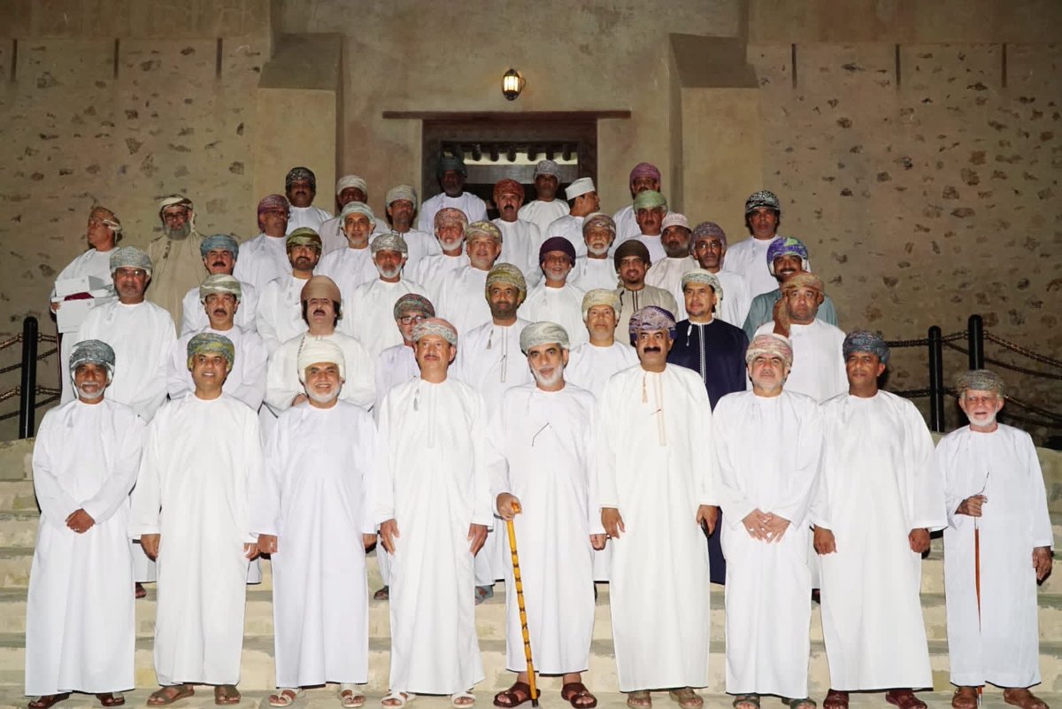 K_S_S_News's tweet photo. { لقاء أخوي } بعيداً عن الرسميات
مجموعة من معلمي وطلبة مدرسة الحواري بن مالك بولاية #الخابورة الذين جمعتهم المدرسة في عقد السبعينيات من القرن الماضي حيث ألتقوا مساء أمس الجمعة بحصن الخابورة . 
ومشاعرهم لا توصف وعيونهم تعبر عن الوفاء والإخاء لبعضهم البعض ، وقد تضمن اللقاء تكريم المعلمين في تلك الفترة ، حيث قدم التكريم الطلبة وذلك رداً للجميل والذكريات لأكثر من 50 عام مضت . 
#شكراً لصاحب الفكرة والشكر موصول للجميع 🌹🌹🌹