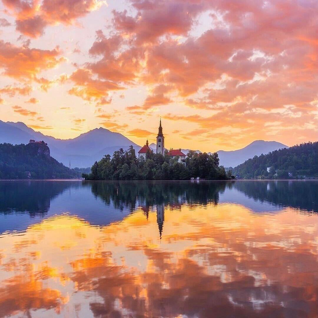 LMPositif's tweet photo. 🇸🇮 Un incroyable lever de soleil sur le lac de Bled en Slovénie ! 🌅

📸 jostgantar https://t.co/bUb6vPZZ77