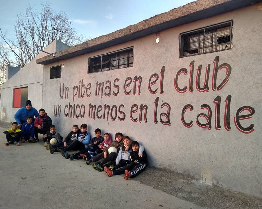 Pampa139's tweet image. La chota vas a privatizar, Milei.
Los clubes son de los socios, los clubes son de los pibes y de las pibas. 
No van a pasar.