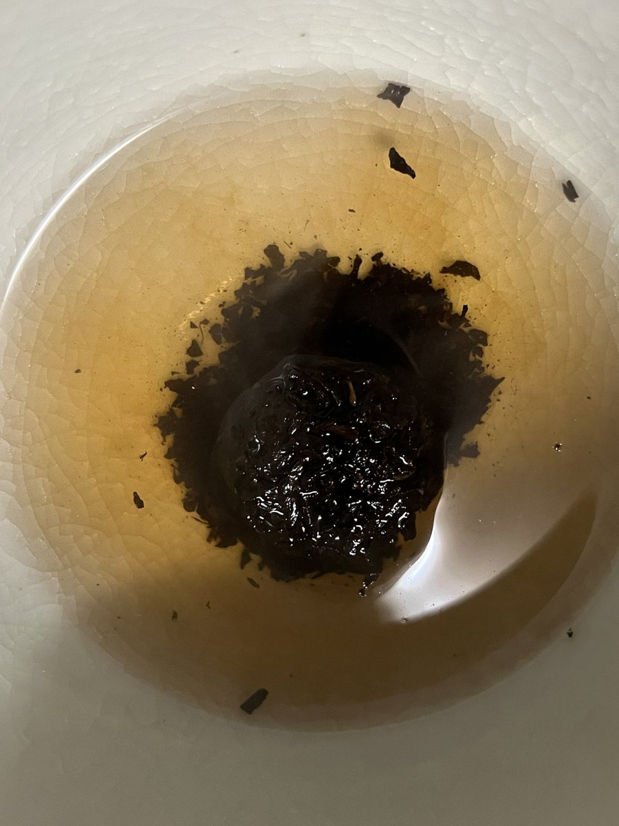 winebaizou's tweet photo. #アジア発酵紀行 の先行予約販売の際にお土産に頂いた小沱茶を、茶碗と皿を急須がわりにし頂く。うわお、これは森土の豊かさをフリーズドライしたかのよう❣️杯を重ねるごとに広がる、よく発酵した腐葉土やキノコなどのしっとりと落ち着く香りと心地よい酸の爽快さ。
まるで室内の森林浴だねコレは。 https://t.co/Hr3M7oVPlH