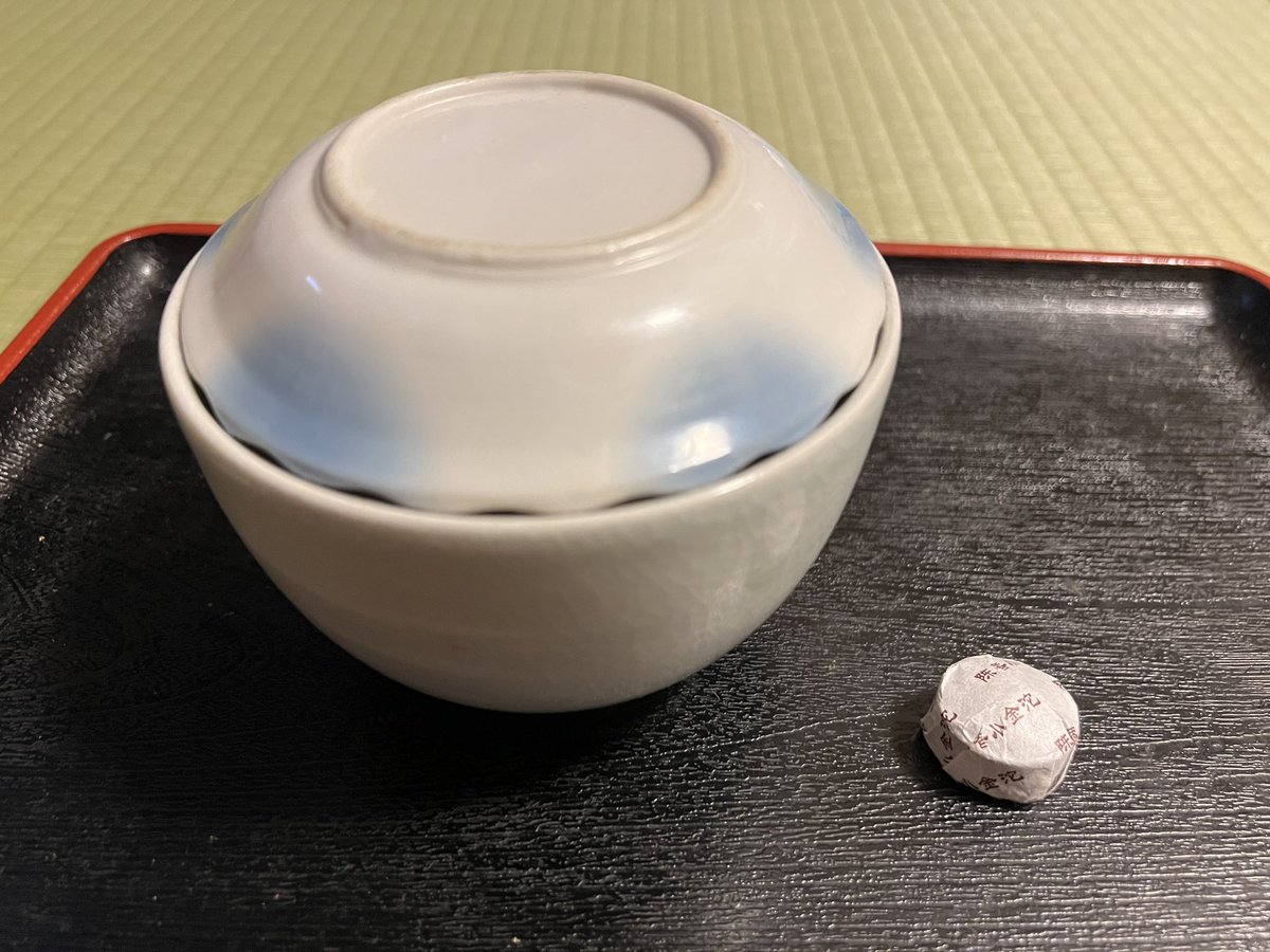 winebaizou's tweet photo. #アジア発酵紀行 の先行予約販売の際にお土産に頂いた小沱茶を、茶碗と皿を急須がわりにし頂く。うわお、これは森土の豊かさをフリーズドライしたかのよう❣️杯を重ねるごとに広がる、よく発酵した腐葉土やキノコなどのしっとりと落ち着く香りと心地よい酸の爽快さ。
まるで室内の森林浴だねコレは。 https://t.co/Hr3M7oVPlH