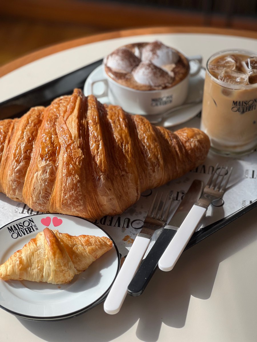 dududuhihi's tweet image. 탐라 빵순이들!
오늘의 짱맛탱 대왕크루아상 맛집 추천 💝

📍서촌 메종오버트서울 

가로 길이만 30-40 대왕 사이즈라 맛 기대안했는데
겉바속촉따뜻 미쳐가지구 ㅠㅠㅠ
크림카푸치노에 찍먹하면 천국행특급열차

작은 접시 크로아상이 기본크기 참고용( 💝

#몬베베가_몬베베에게_추천하는_맛집