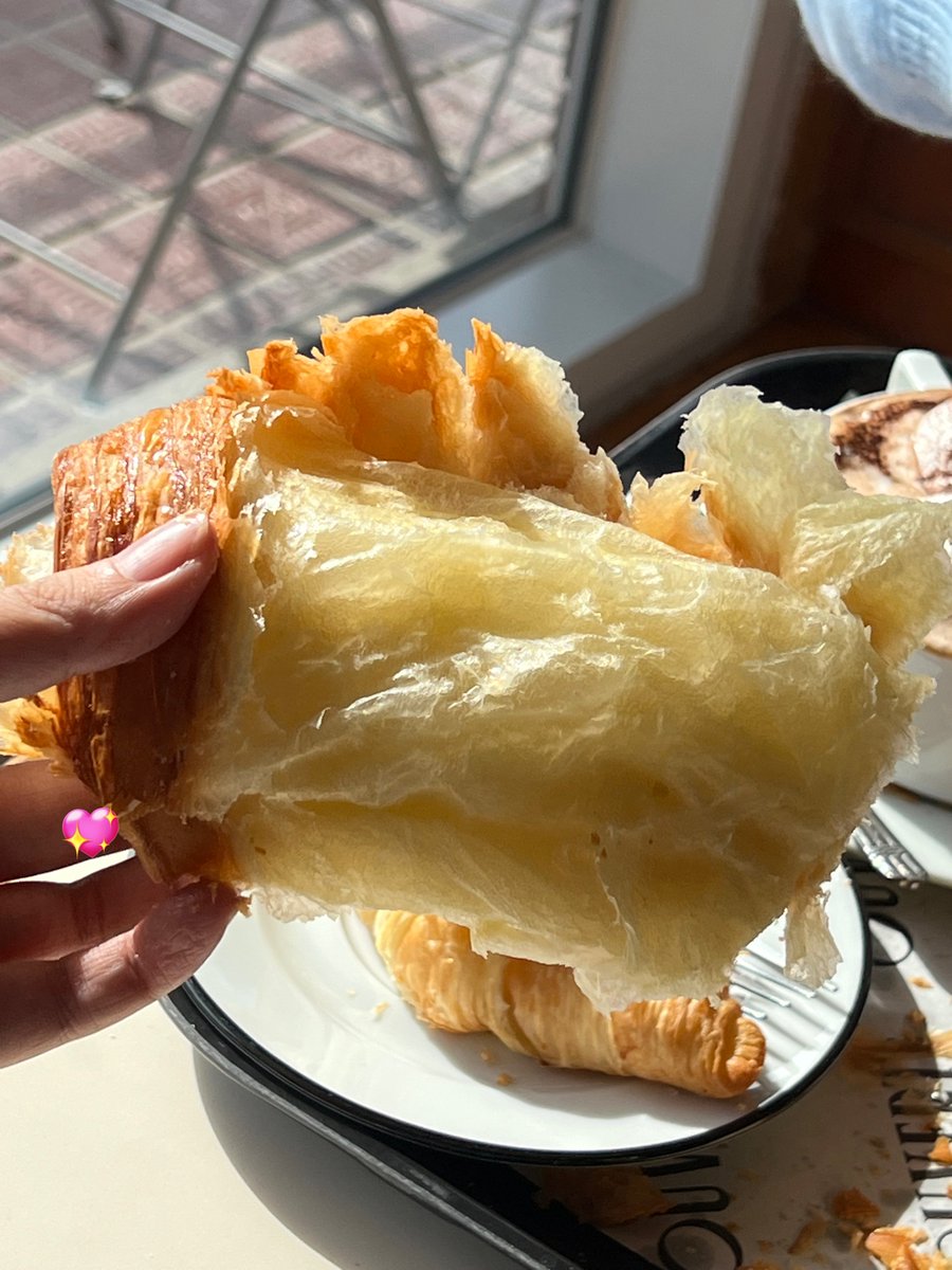 dududuhihi's tweet image. 탐라 빵순이들!
오늘의 짱맛탱 대왕크루아상 맛집 추천 💝

📍서촌 메종오버트서울 

가로 길이만 30-40 대왕 사이즈라 맛 기대안했는데
겉바속촉따뜻 미쳐가지구 ㅠㅠㅠ
크림카푸치노에 찍먹하면 천국행특급열차

작은 접시 크로아상이 기본크기 참고용( 💝

#몬베베가_몬베베에게_추천하는_맛집