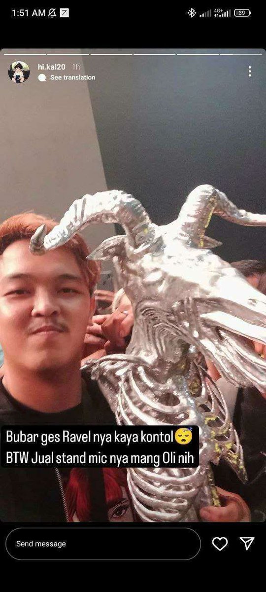 donopradana's tweet photo. Nah iki loh cok, guwoblok raimu sumpah. Kalau BMTH kecewa, mereka bisa bercerita pengalamannya ke seluruh dunia, akhirnya reputasi attitude penonton kita jadi jelek, band luar negri dateng ke Indonesia pun bakal mikir2. Tuku tiket mahal isok, gawe utekmu mek diluk ae gak isok cok https://t.co/wmCTqHUF8R