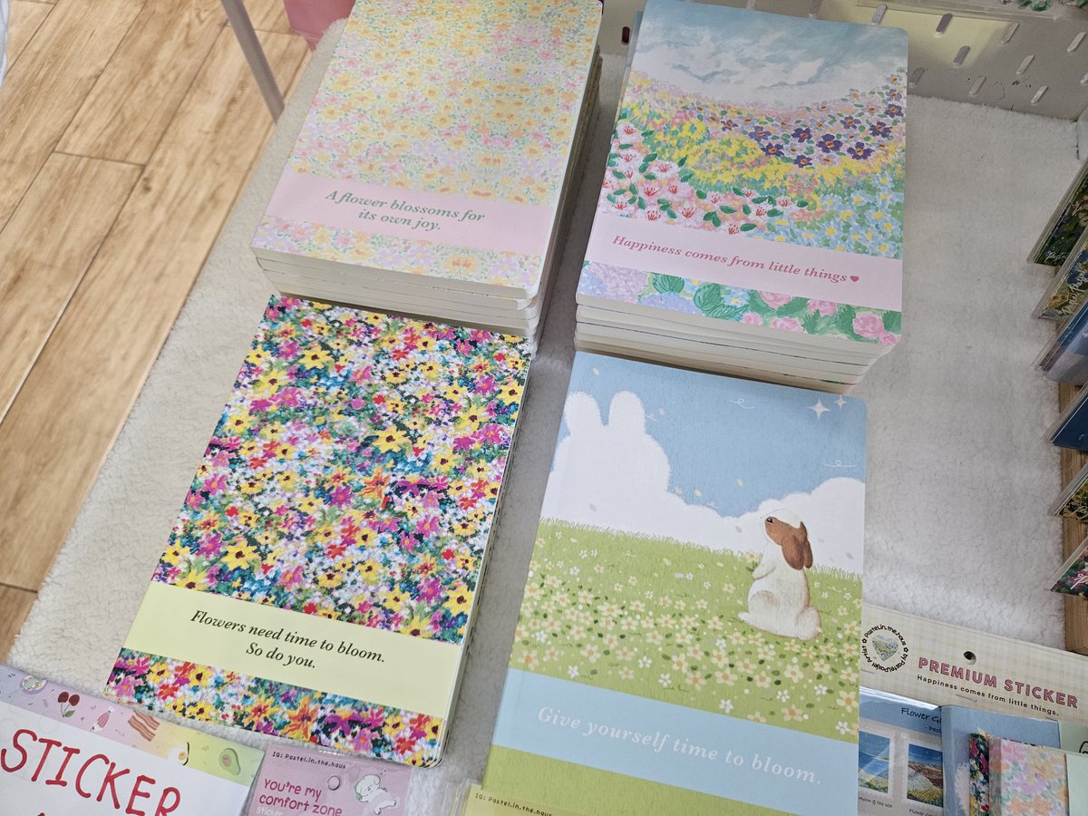 Pastel_pasjel's tweet photo. เปิดบูธแล้ววว #PastelInTheHaus by @Pastel_pasjel มาหากันเยอะๆน้า

⚡️Promotion🔥
- โปสการ์ด A6 ซื้อ3แถม1
- ซื้อครบ 250 บาท ฟรี สตก.คริสมาส 1 แผ่น 

#anotherdaydream art market
🗓️ 11-12 พ.ย. (ส.-อา.)
🕙 10.00-21.00
📌 สามย่าน มิตรทาวน์ ชั้น 3 ใกล้ kbank
#antherdaydream #10artmarket https://t.co/fIxU04BG5L
