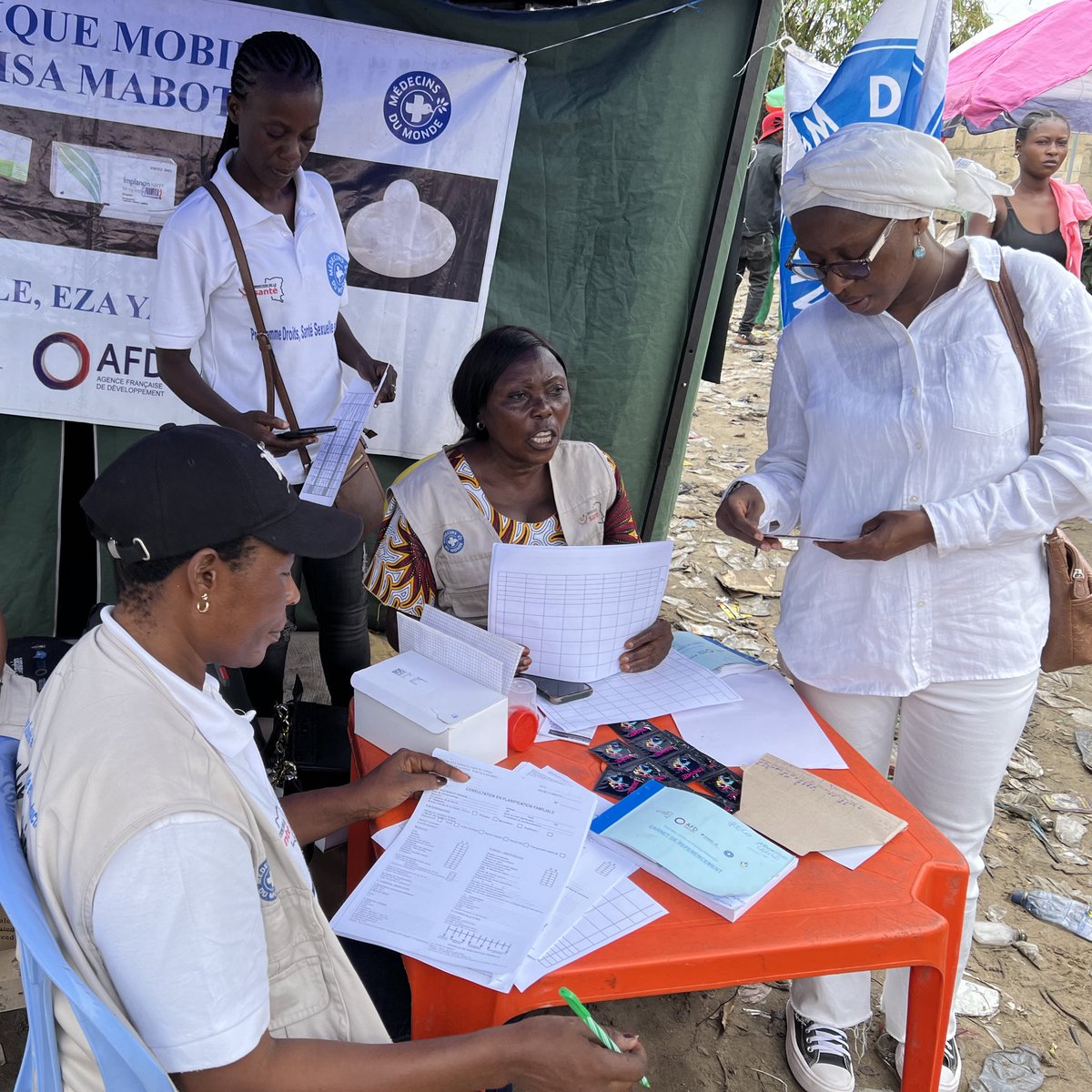 Notre directrice @annytenga a effectué une visite de terrain #cliniques_mobiles organisées dans les zones de santé de Binza-météo&Kingasani en partenariat @MdM_France avec Objectif est de promouvoir #DSSR des femmes/filles pour l'accès à la #contraception Avec l’appui @AFD_France