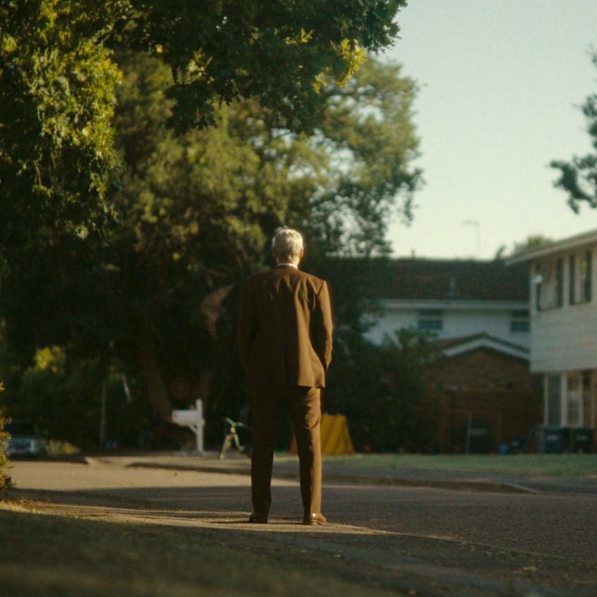 Тяжесть его отсутствия является одновременно свидетельством той крепкой связи, которую мы установили, и напоминанием о жертвах, принесенных во имя сохранения структуры реальности. Возможно, я никогда больше его не увижу, и неопределенность этой правды тяжело повисает в воздухе.