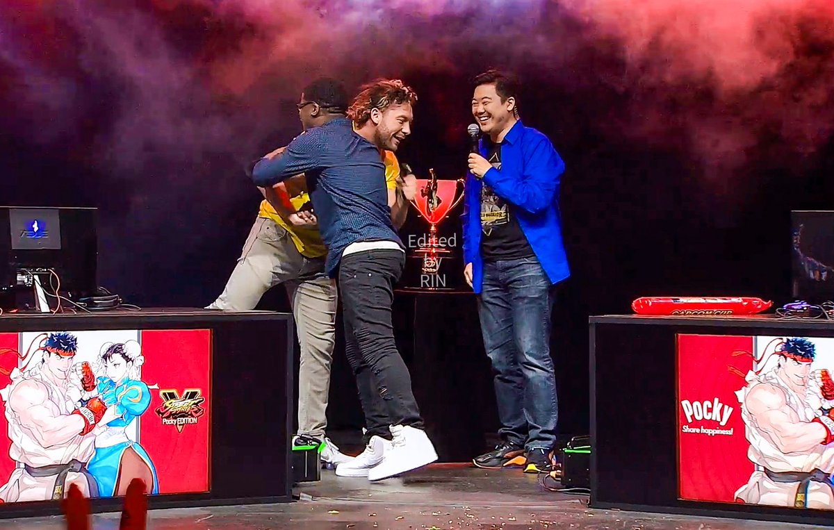 t_to_k0926_Rin's tweet photo. Every year when this day comes, it brings back memories of @KennyOmegamanX on that day! He is the Pocky King 👑😌
📸 from the Pocky Exvision Match
#KennyOmega #CapcomCup2019
#Pockyday #ポッキーの日2023
#StreetFighter #SFVCE #AEW https://t.co/cL5qm76tJU