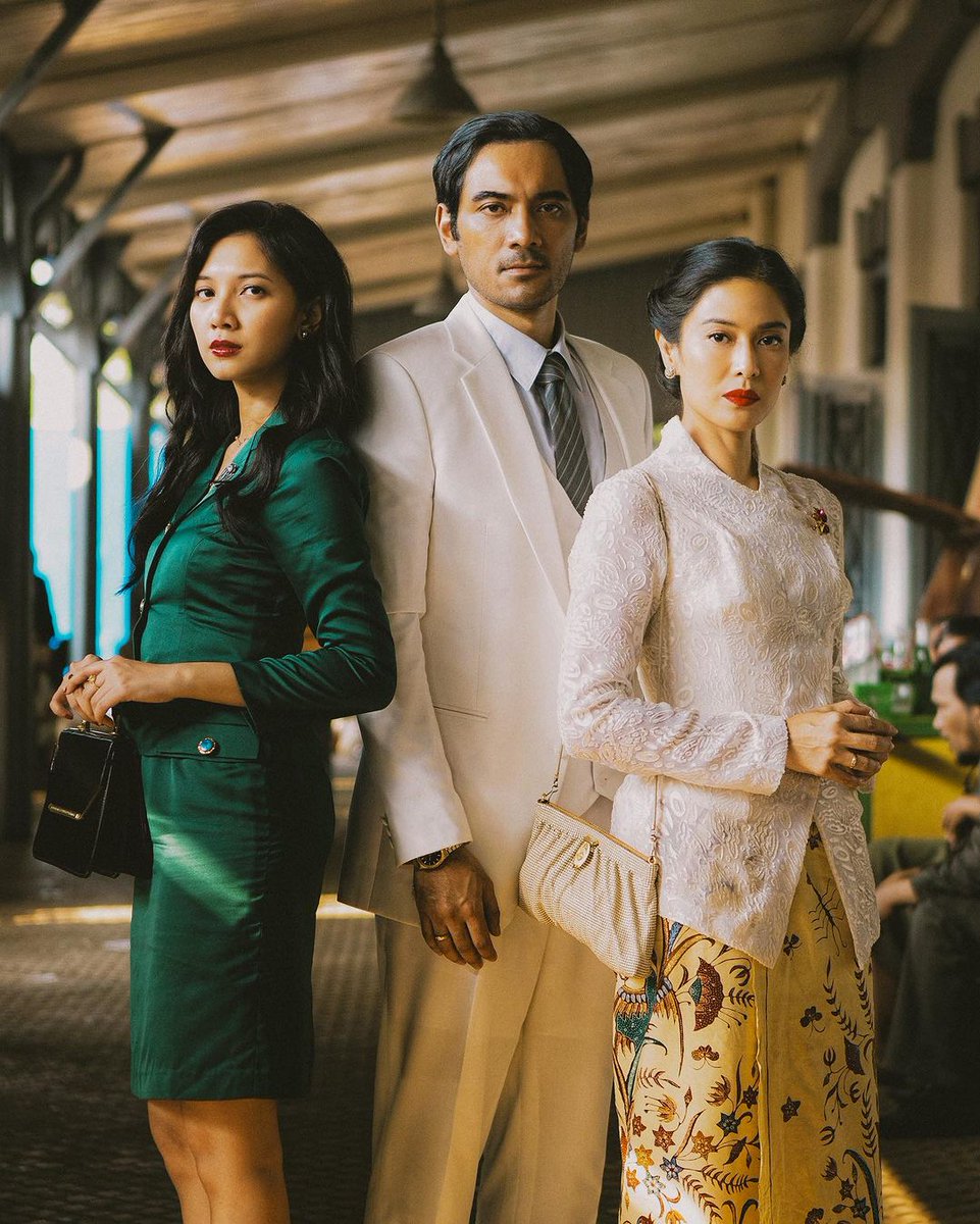 Semalam, akhirnya menonton dan menamatkan serial gadis kretek. Dari sekian banyaknya aspek, tertarik sekali sama postingannya Sheila Dara yang lucunya pakai soundtrack dari Niki yang berjudul Backburner. 

Kemudian dimulailah aku baca-baca soal backburner ini.

Jadi fenomena