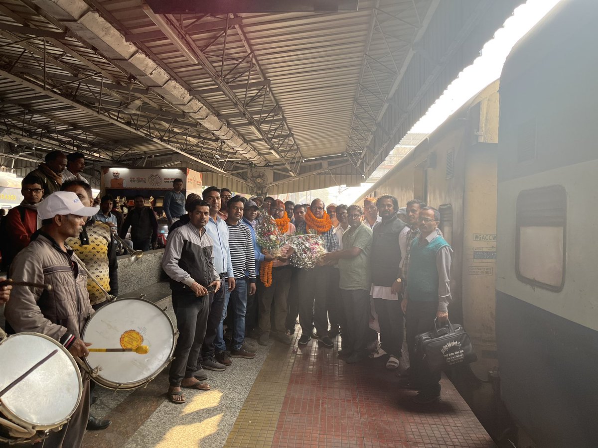 ECRKU_Official's tweet photo. *बरकाकाना स्टेशन पर कॉम मो ज्याउद्दीन तथा कॉम ओ.पी. शर्मा का हुआ गाजे बाजे के साथ ज़ोरदार स्वागत*

*कॉम मो ज़्याउद्दीन चुने गये ऑल इंडिया रेलवेमेंस फेडरेशन के राष्ट्रीय वर्किंग कमेटी के सदस्य*

1/3 https://t.co/zJemscG9MI