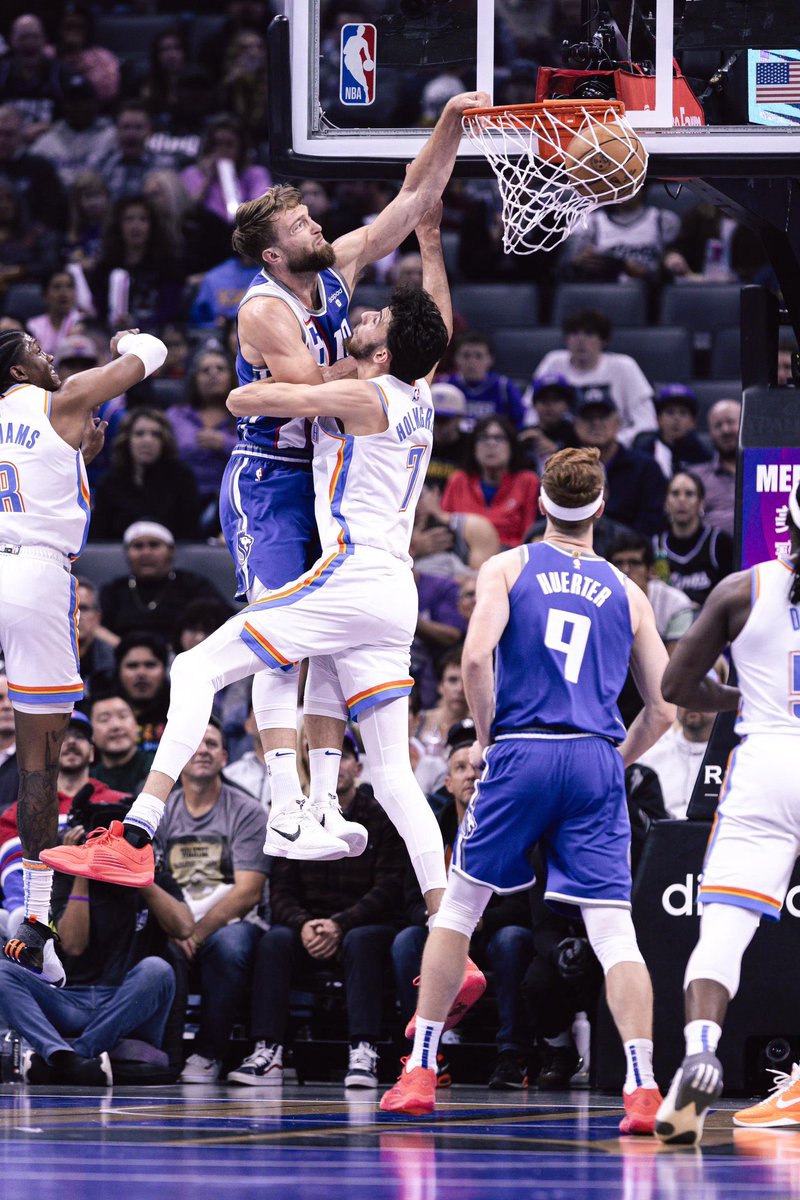 Ballislife's tweet photo. The Kings are taking turns dunking on Chet! https://t.co/atlrz1xIzN