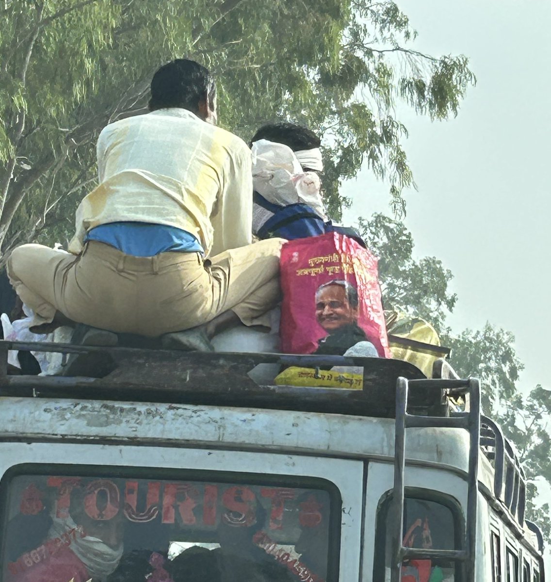 ShwetaMishra03's tweet image. आज जयपुर  से आगरा  जाते वक़्त खींची  गई तस्वीर .... Caption please?
 #Election2023 #AnnapoornaFoodPacket 
#Overloading