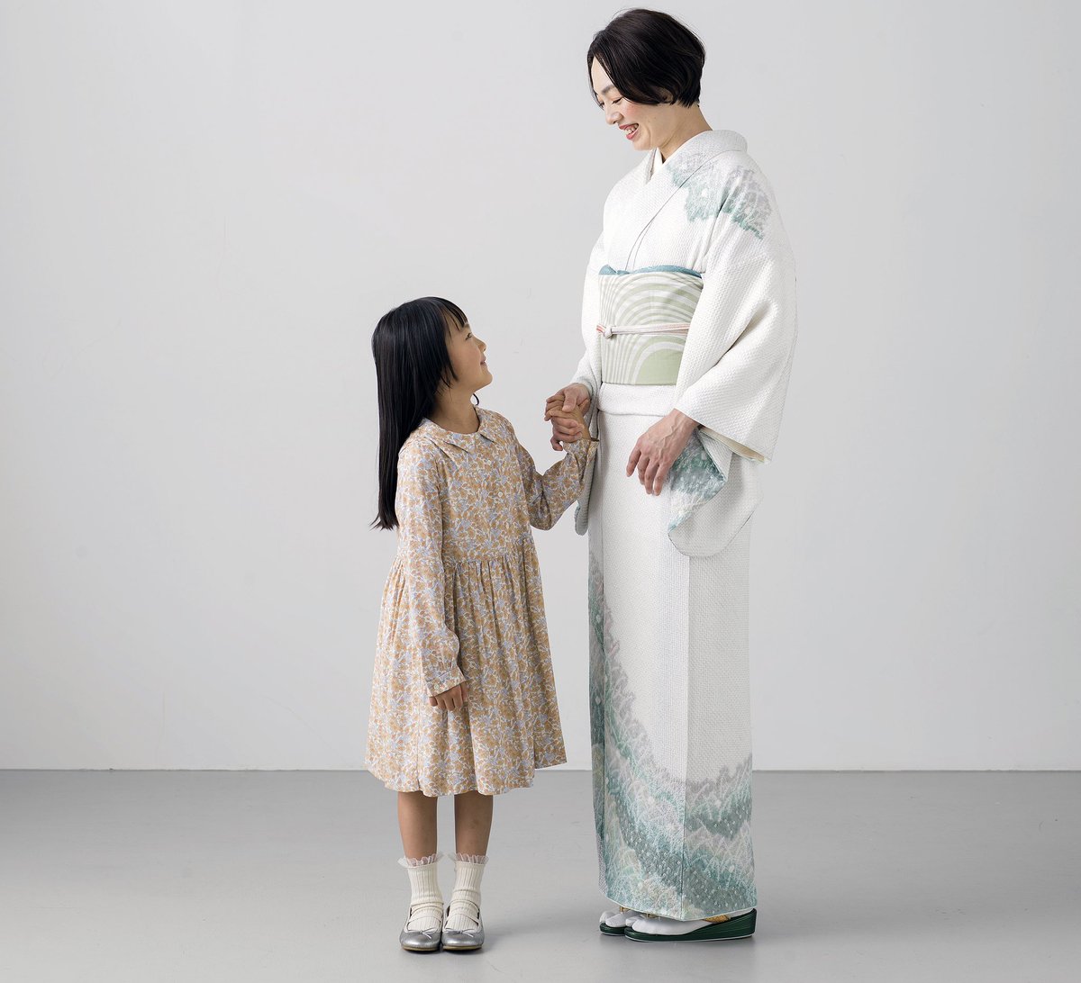 いつもと違う雰囲気のお母様のきもの姿に、幼いお子様はどのような感想を抱くのでしょうか。大きくなったら聞いてみたいものです。
#訪問着