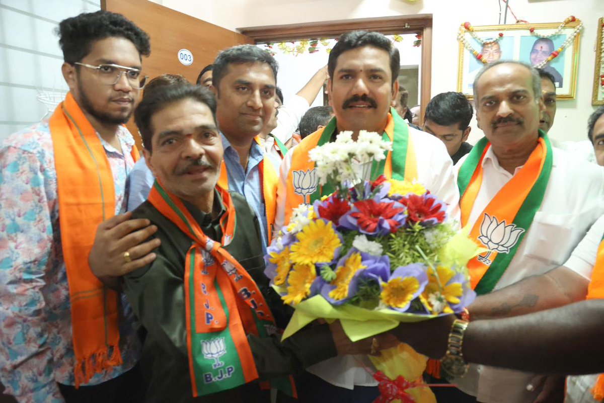 BYVijayendra's tweet photo. ಮೊದಲ ಹೆಜ್ಜೆ ಬೂತಿನೆಡೆಗೆ 
ಗುರಿಯು ಒಂದೇ ಗೆಲುವಿನೆಡೆಗೆ
ಕಾರ್ಯಕರ್ತ ನಮ್ಮ ಶಕ್ತಿ
ಮತದಾರ ನಮ್ಮ ಬಂಧು 

“ಮತ್ತೆ ಬಿಜೆಪಿ -ಮತ್ತೊಮ್ಮೆಮೋದಿ
ಬೂತ್ ಗೆಲ್ಲಿಸಿ -ದೇಶ ಗೆಲ್ಲಿಸಿ 
ಸಂಕಲ್ಪ ನಮ್ಮದು -ಆಶೀರ್ವಾದ ನಿಮ್ಮದು🙏”.

ಸಂಘಟನೆಗೆ ನವ ಚೈತನ್ಯ ತುಂಬುವ ನಿಟ್ಟಿನಲ್ಲಿ ಮೊದಲ ಹೆಜ್ಜೆಯಾಗಿ, ಇಂದು ಗಾಂಧಿನಗರ ವಿಧಾನಸಭಾ ಕ್ಷೇತ್ರದ ಬೂತ್ ಅಧ್ಯಕ್ಷರಾದ ಶ್ರೀ ಶಶಿಧರ್ ಅವರ ನಿವಾಸಕ್ಕೆ ಭೇಟಿ ನೀಡಿ ದೀಪಾವಳಿಯ ಶುಭ ಕೋರುವುದರೊಂದಿಗೆ ಬೂತ್ ಮಟ್ಟದಲ್ಲಿ ಪಕ್ಷವನ್ನು ಸದೃಢಗೊಳಿಸಲು ಸಂಕಲ್ಪ ತೊಡಲಾಯಿತು. ಈ ಸಂದರ್ಭದಲ್ಲಿ ಸಂಸದರಾದ ಶ್ರೀ @PCMohanMP ಅವರು, ಬೆಂಗಳೂರು ಕೇಂದ್ರ ಜಿಲ್ಲಾಧ್ಯಕ್ಷರಾದ ಶ್ರೀ ಮಂಜುನಾಥ್ ಅವರು, ಶಾಸಕರಾದ ಶ್ರೀ ಹರೀಶ್ ಪೂಂಜಾ ಅವರು, ಪಕ್ಷದ ಪದಾಧಿಕಾರಿಗಳು, ಮುಖಂಡರು ಹಾಗೂ ಕಾರ್ಯಕರ್ತರು ಉಪಸ್ಥಿತರಿದ್ದರು.