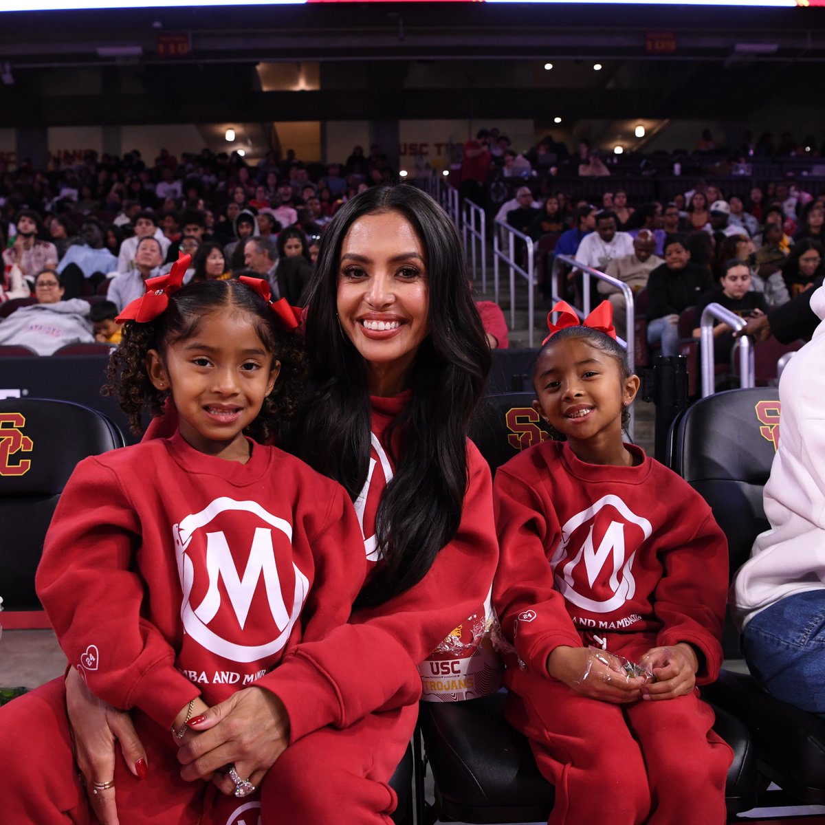 Mamba Forever ♾🐍

Great to have the Bryants at Galen Center tonight!
