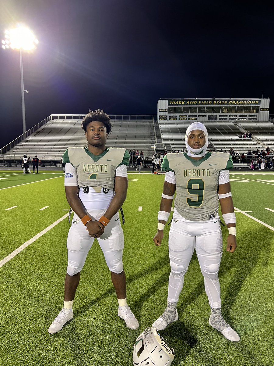 Our offensive and defensive players of the game 🤩

<a href="/Jamarilaye9/">Ja’Mari Laye</a> who had a big time pick 6 tonight 

<a href="/riden_jr/">𝐃𝐞𝐨𝐧𝐝𝐫𝐚𝐞 “ 𝐓𝐢𝐠𝐞r” 𝐑𝐢𝐝𝐞𝐧</a> finished with two touchdowns 

DeSoto’s 50-10 win over Harker Heights advances them to play Wylie East in Area Round next week