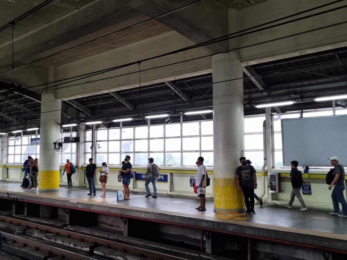 lewtyfruitgum's tweet image. Posted under: mga bagay na di ko gets

Bakit yung northbound side ng Guadalupe MRT station may harang na parang glass panel pero yung southbound side wala naman? Ang init tuloy dun sa northbound side. 🤔 #MRT #MRT3