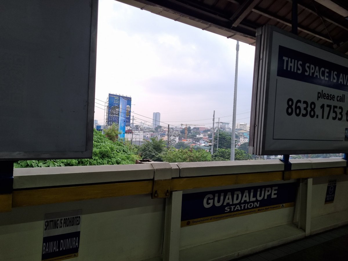 lewtyfruitgum's tweet image. Posted under: mga bagay na di ko gets

Bakit yung northbound side ng Guadalupe MRT station may harang na parang glass panel pero yung southbound side wala naman? Ang init tuloy dun sa northbound side. 🤔 #MRT #MRT3