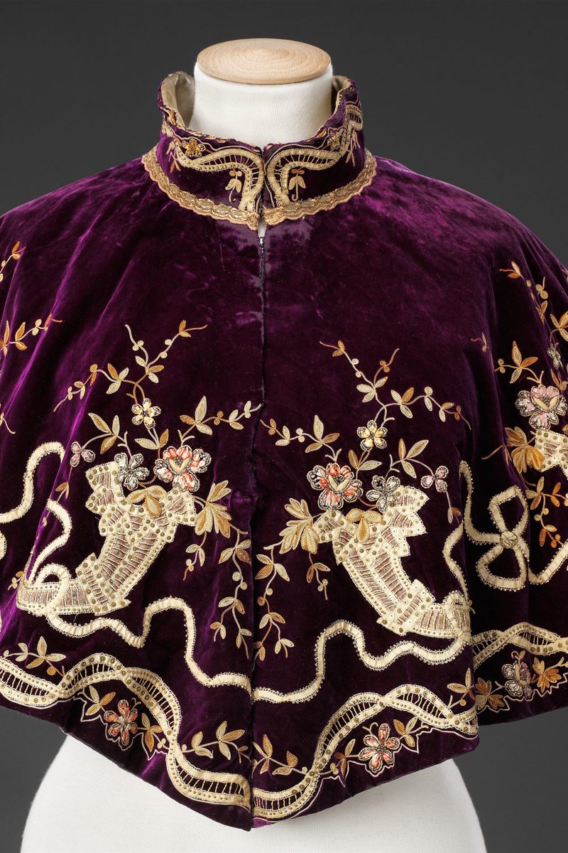 plummie9's tweet photo. Gorgeous Cape, late 1890s.

No details given though I'm assuming it's made of silk velvet with embroidery &amp; lace applique.

©️ The John Bright Collection, London.

#FashionHistory https://t.co/Kg43ZSdF3k