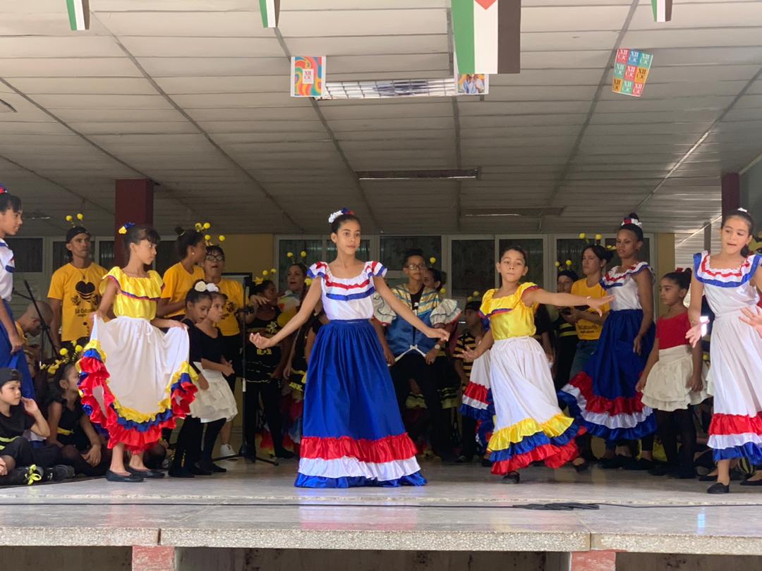 RainolSanchez's tweet photo. 📚📖❤🇨🇺 Clausura del Festival Universitario del Libro y la Lectura en nuestra @granma_ucm 🌺📚

📍Acompañados de la Colmenita Manzanillera 💛🐝🖤entre libros, risas y amor #16FULL

@ucmg_feu @FeuCuba @OclaeO1 https://t.co/HF5OGJJefw