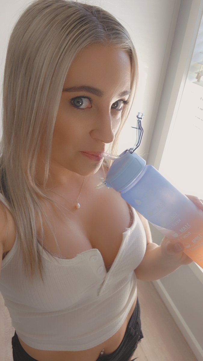 HotMomElly's tweet photo. Drink your fluids 💦 https://t.co/lznGCyCWPy