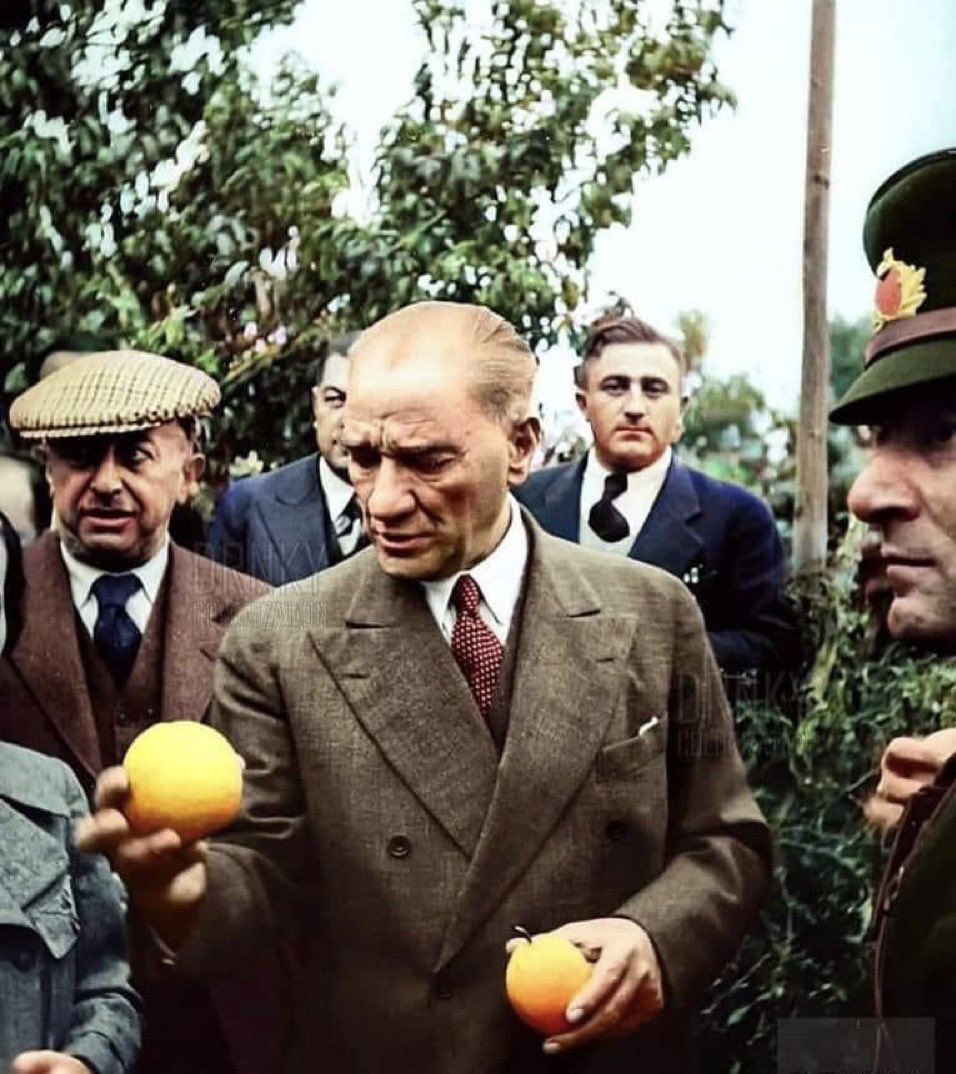 CUMHURBAŞKANI PORTAKAL SOYUYOR... 
 Ne var bunda?!
 Sıradan bir hadise işte" diyenler olabilir...!
 Bu portakallar
 1930’lu yıllarda İtalya’dan getirildi ve Mersin Antalya ve Ege’nin     bazı bölgelerinde aşılandı...
 Buraya kadar sorun yok!
 Okuyun bakalım! 
 Ardından ne