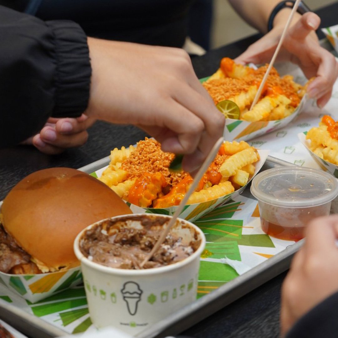 ShakeShack_Ph's tweet photo. Now Happening at Shake Shack @centralsquareph mall. Drop by for the first ever Shake Shack Chef Collab with @Toyoeatery!

ICYMI, you can only get your hands on special menu for today only!

#ShakeShack #shakeshackph https://t.co/ZRCae6NYFm